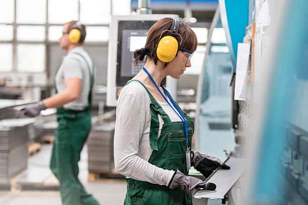 Professionnels de l'industrie qui portent un casque anti-bruit pour protéger leur audition au travail