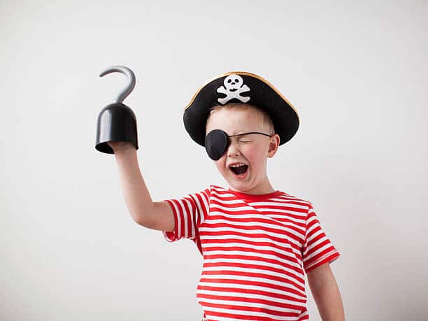 Petit garçon déguisé en pirate avec cache-oeil, chapeau et crochet