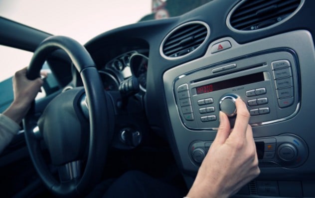 Téléphoner légalement en voiture : autoradio JVC bluetooth