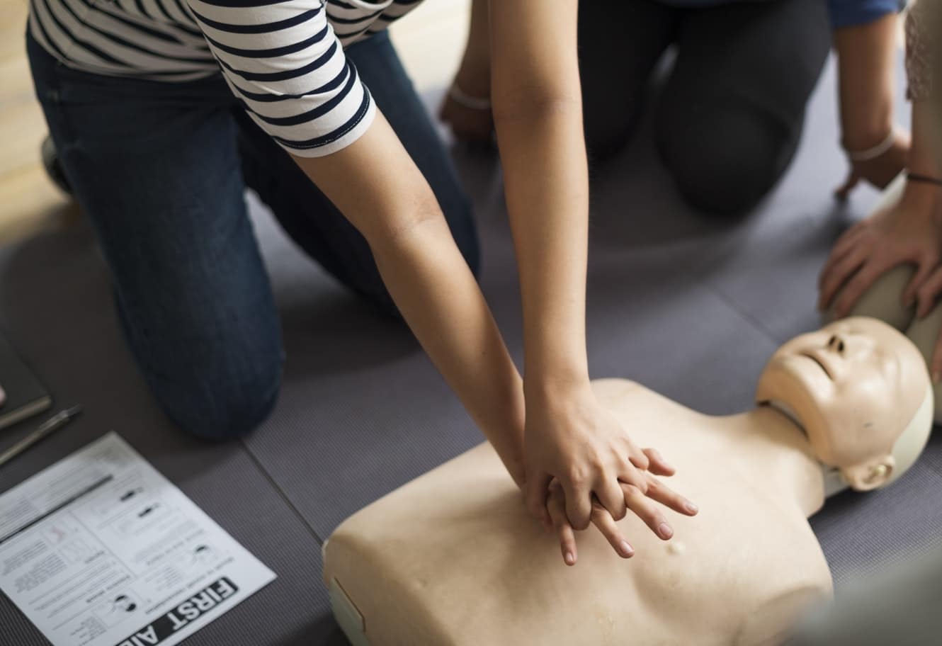 Formation de premiers secours en entreprise avec un mannequin de secourisme