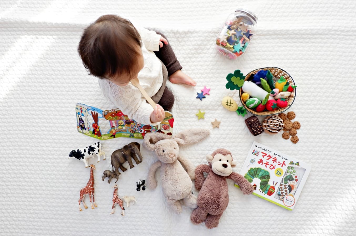 Enfant qui s'amuse avec ses jouets en toute sécurité