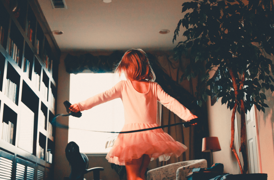 Petite fille déguisée en danseuse en train de faire de la corde à sauter