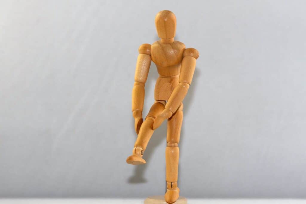 figurine homme bois mal genou